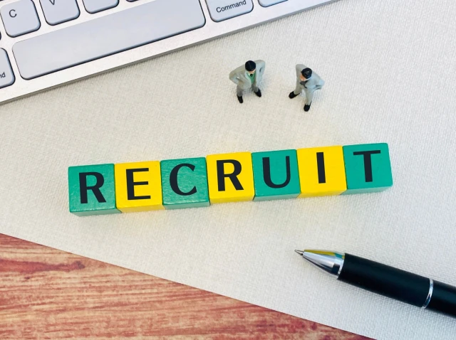 会社員と「RECRUIT」の文字