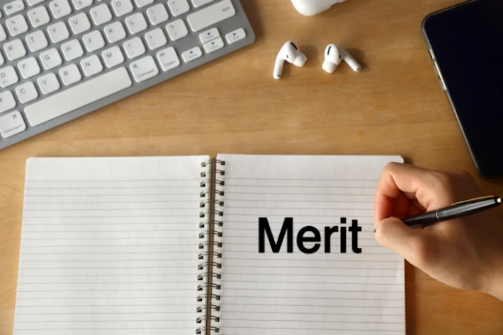 「Merit」と書かれたノート