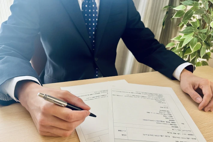 書類をチェックする面接官