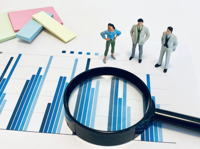 面接官と虫めがねと縦棒グラフ