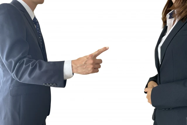 応募者に詰問する面接官