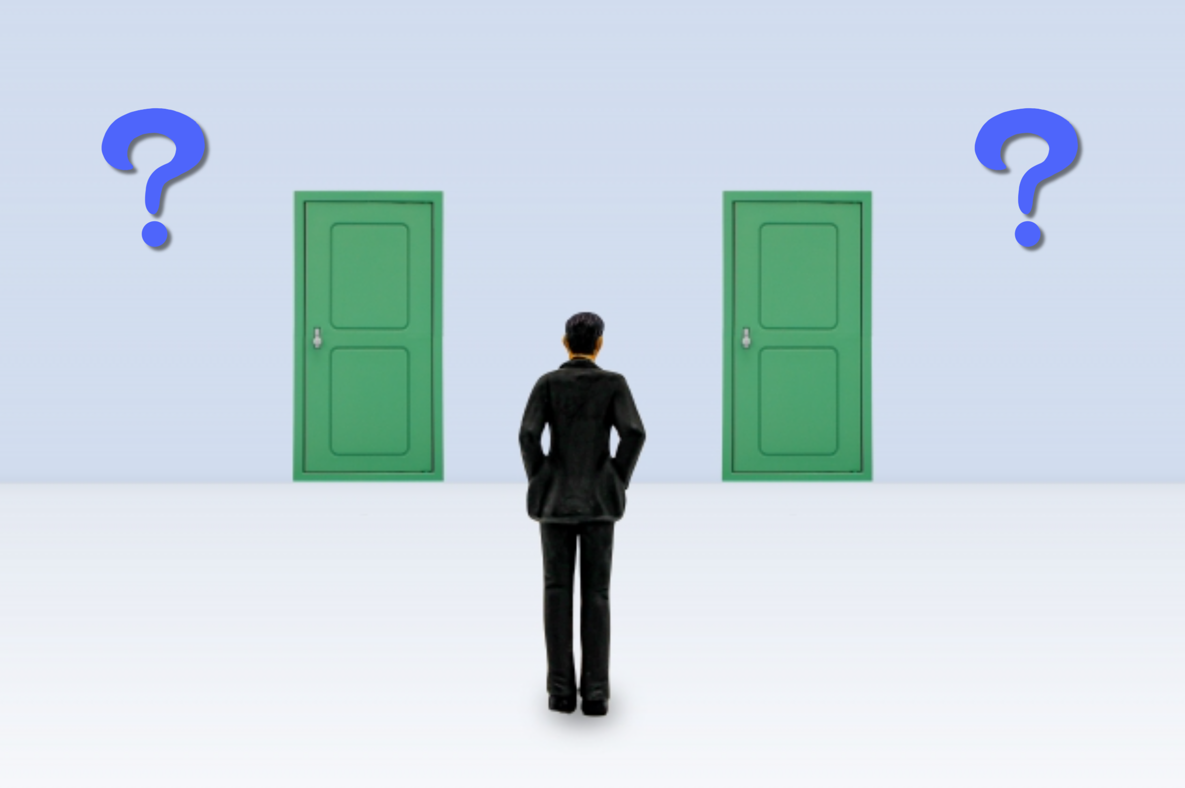 2つのドアと「?」と会社員の後ろ姿