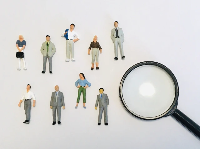 いろいろな人と虫眼鏡