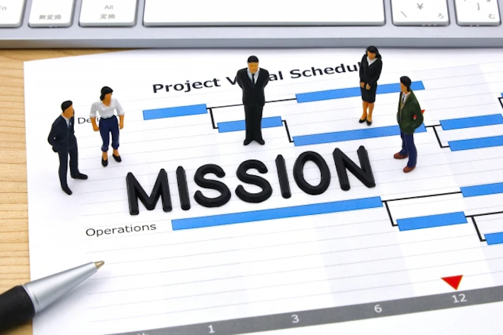 「MISSION」と書かれた用紙と会社員