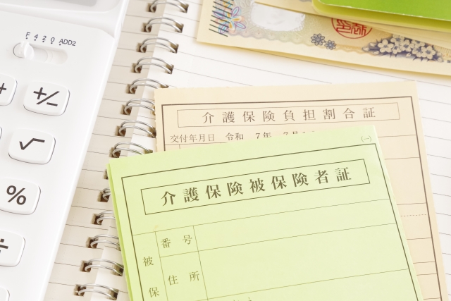 介護保険被保険者証と電卓