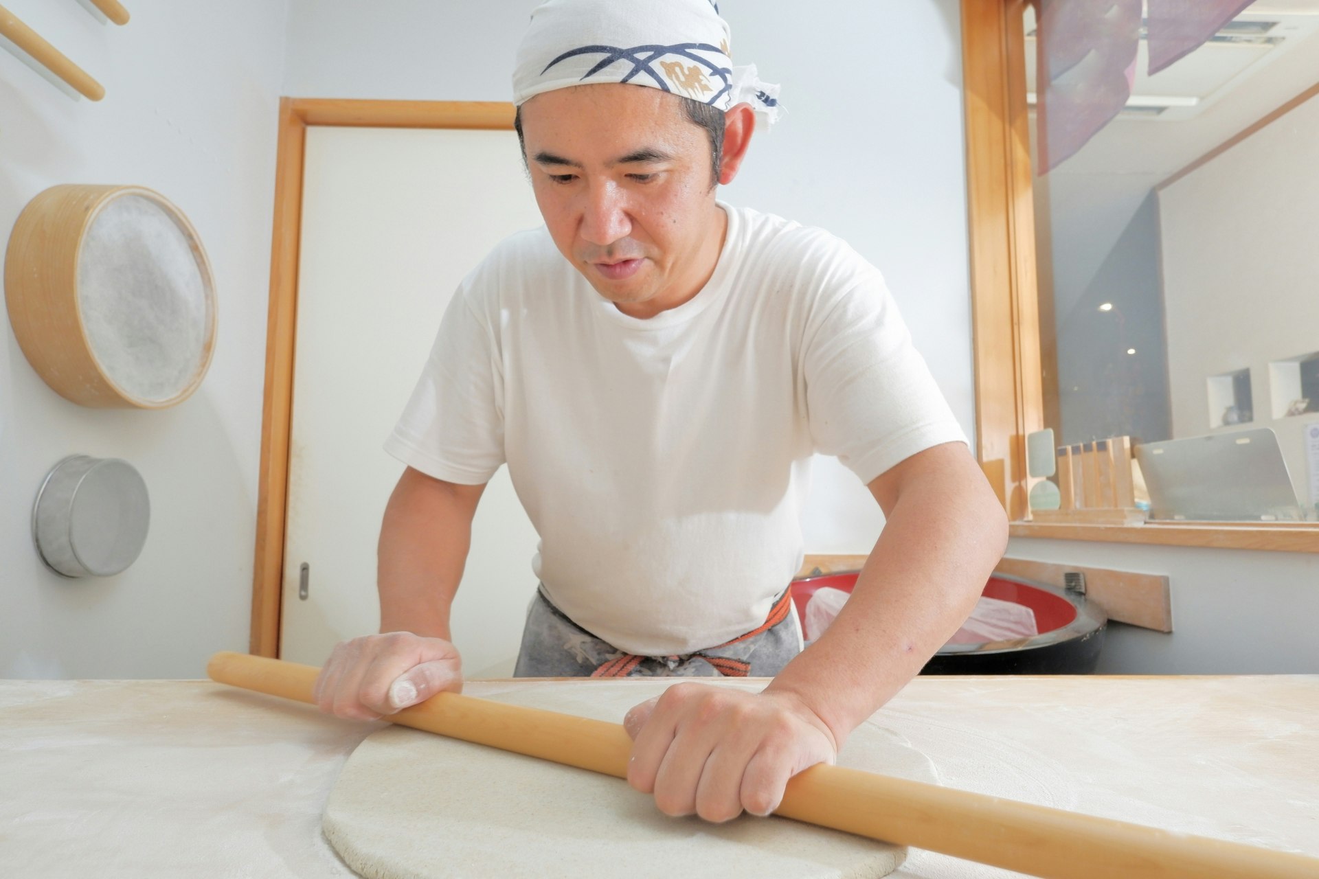 蕎麦打ちをする人