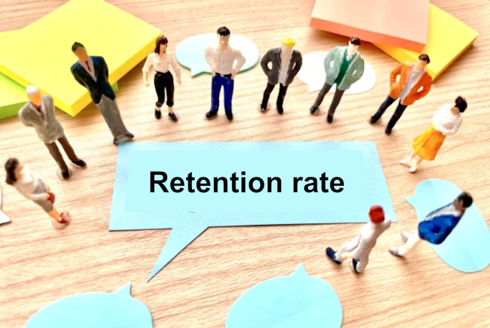 「Retention rate」の文字と複数の会社員