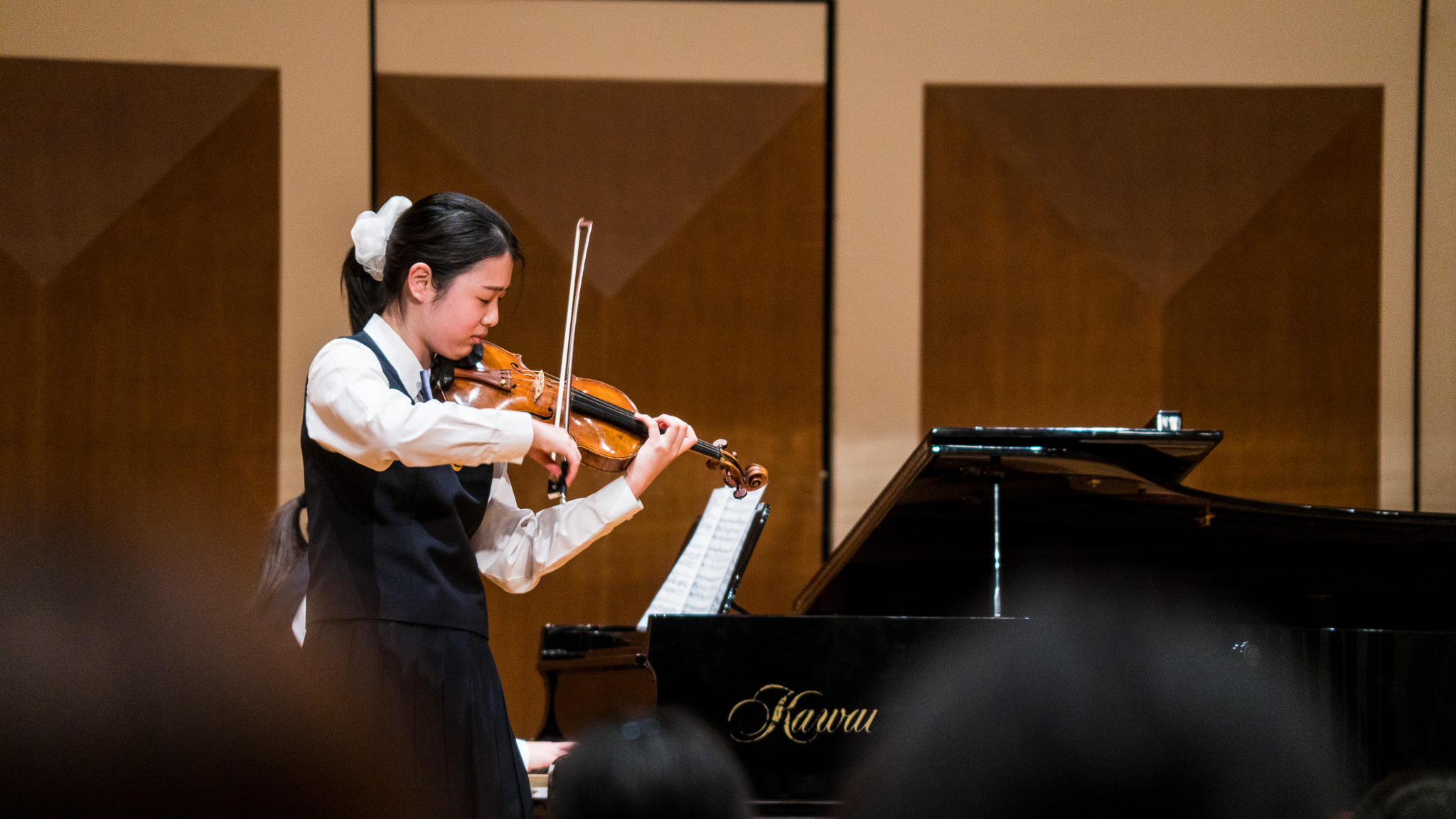 In a complete change from the music selection, Ms. Nakajima answers the interview in a calm manner.