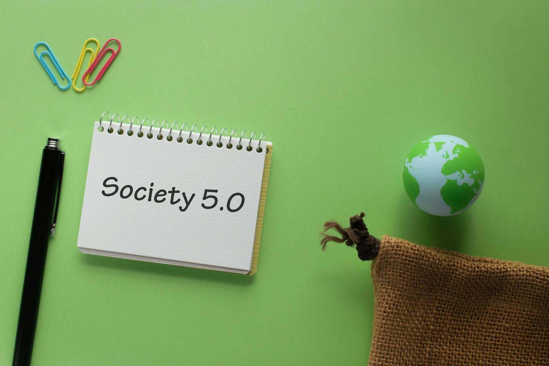 Society 5.0とは?目指す社会像や必要な技術、事例をわかりやすく解説