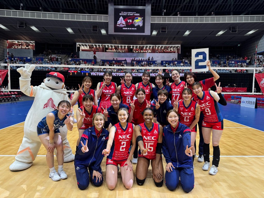 2025-26シーズン SV.LEAGUE WOMEN DIVISION1 NECレッドロケッツ川崎 2025年10月12日試合　2勝目の集合写真