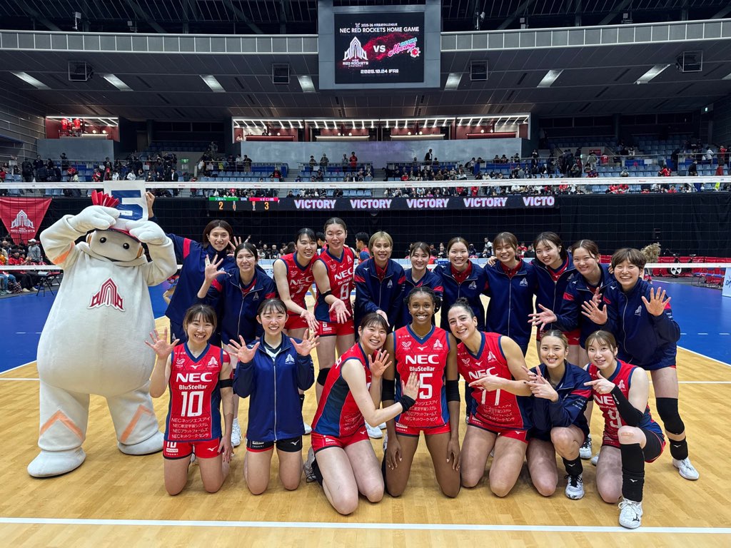 2025-26シーズン SV.LEAGUE WOMEN DIVISION1 NECレッドロケッツ川崎 2025年10月24日試合　5勝目の集合写真