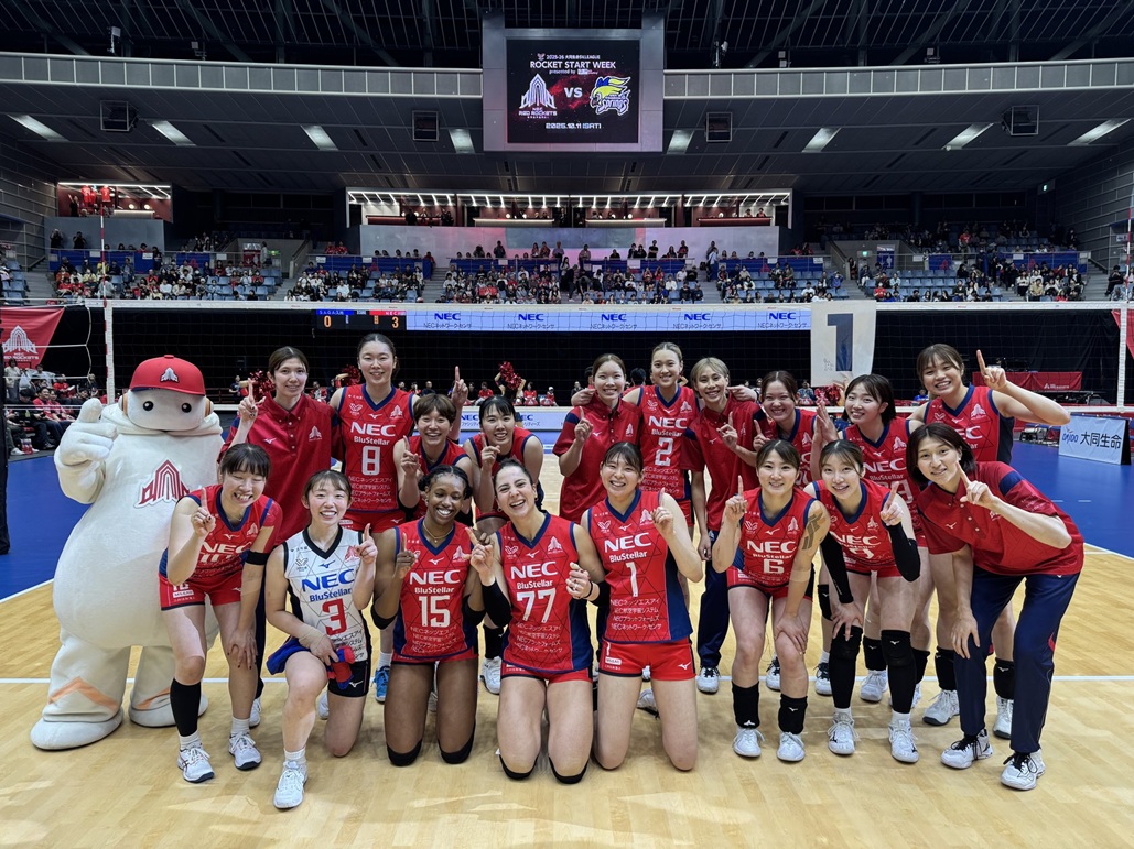 2025-26シーズン SV.LEAGUE WOMEN DIVISION1 NECレッドロケッツ川崎 1勝目の集合写真