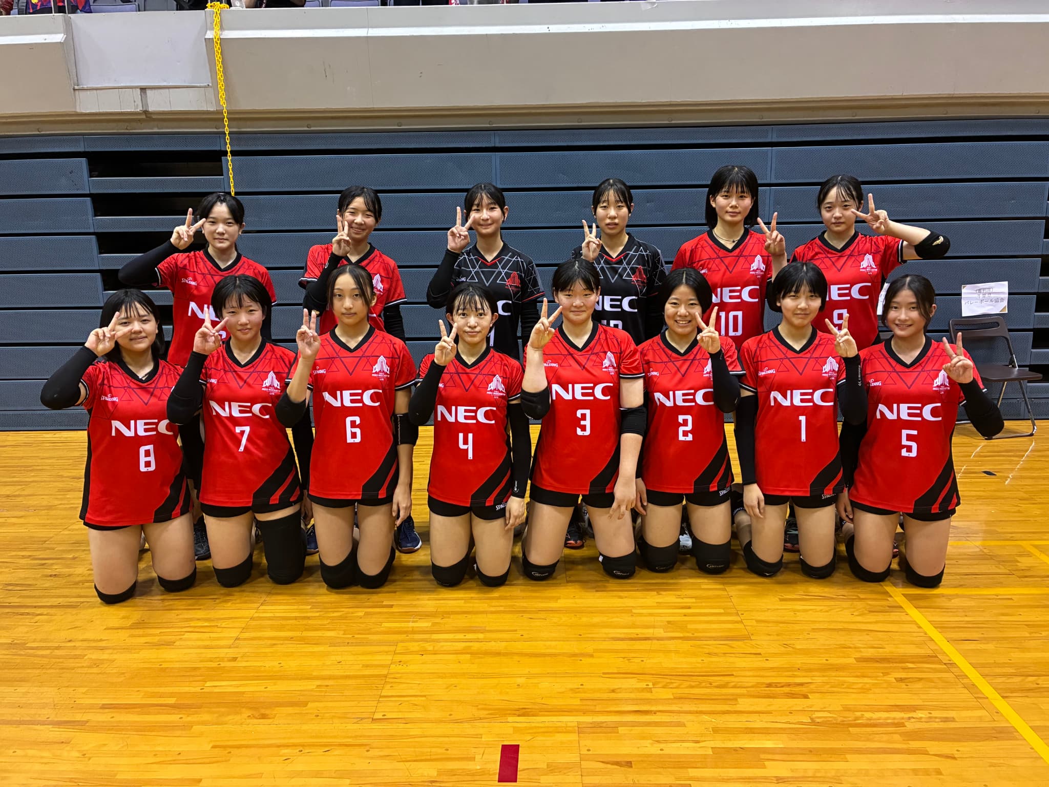 2025年10月4日に開催された、2025 SV-V.LEAGUE U15CHAMPIONSHIP supported by OPEN HOUSE GROUP のNECレッドロケッツ川崎U15の集合写真