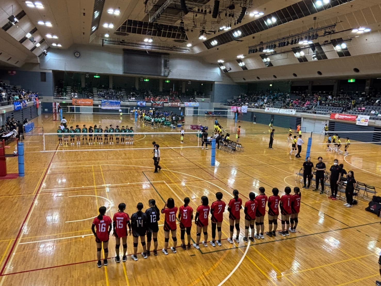 2025年10月4日に開催された、2025 SV-V.LEAGUE U15CHAMPIONSHIP supported by OPEN HOUSE GROUP のNECレッドロケッツ川崎U15の試合時の整列写真
