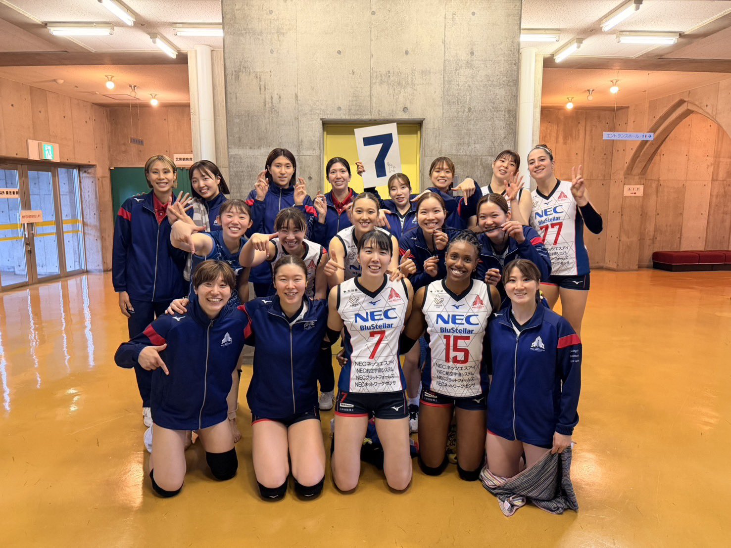 2025-26シーズン SV.LEAGUE WOMEN DIVISION1 NECレッドロケッツ川崎 2025年11月1日試合 7勝目の集合写真