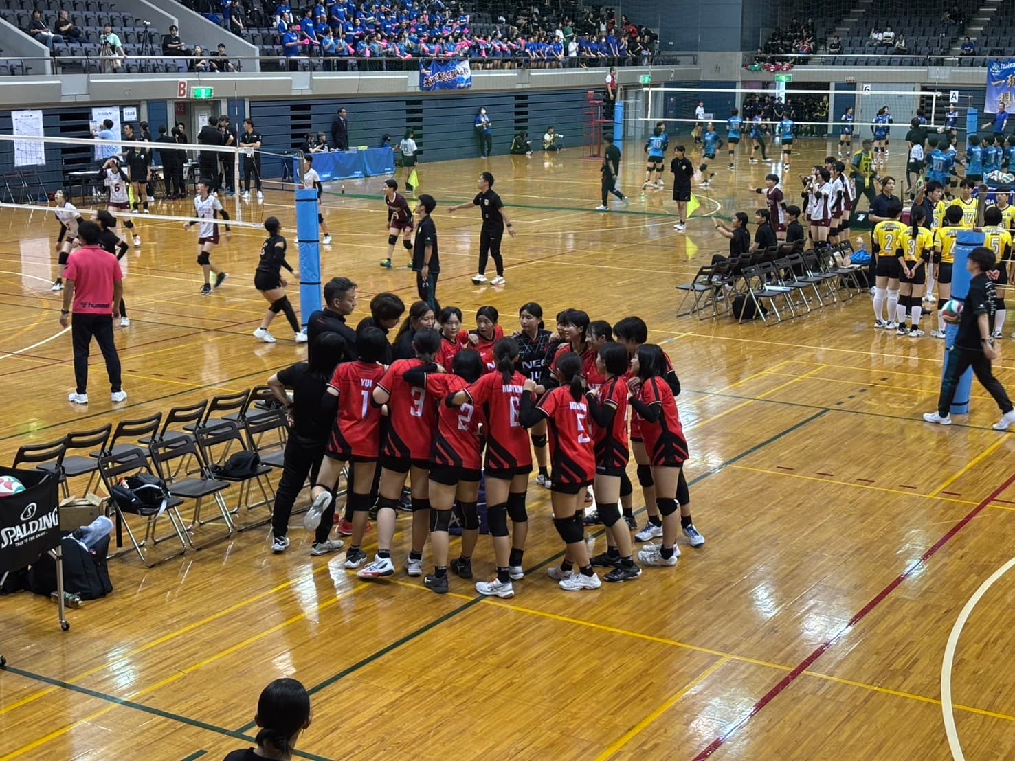 2025年10月4日に開催された、2025 SV-V.LEAGUE U15CHAMPIONSHIP supported by OPEN HOUSE GROUP のNECレッドロケッツ川崎U15チームの試合前円陣写真