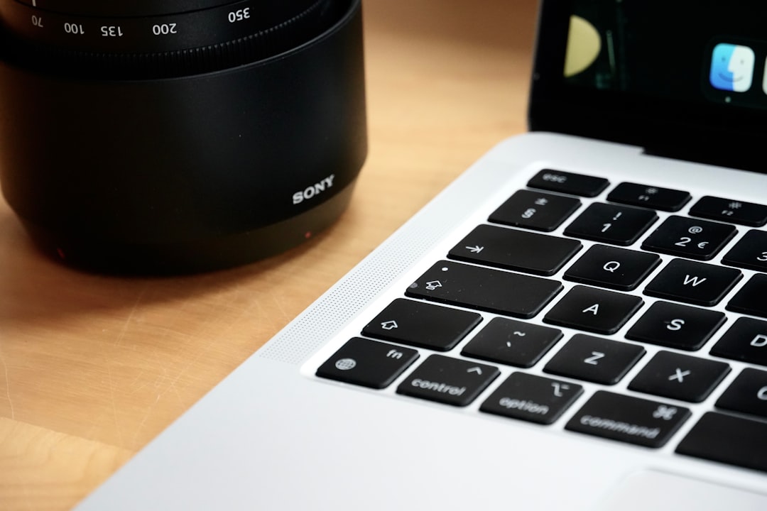 白じゃない、白。#F0EEE9『クラウド ダンサー』でWebサイトを洗練させる実践テクニック