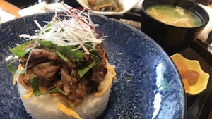 紺　ランチ　和牛丼