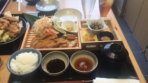 紺 ランチ ロースカツ