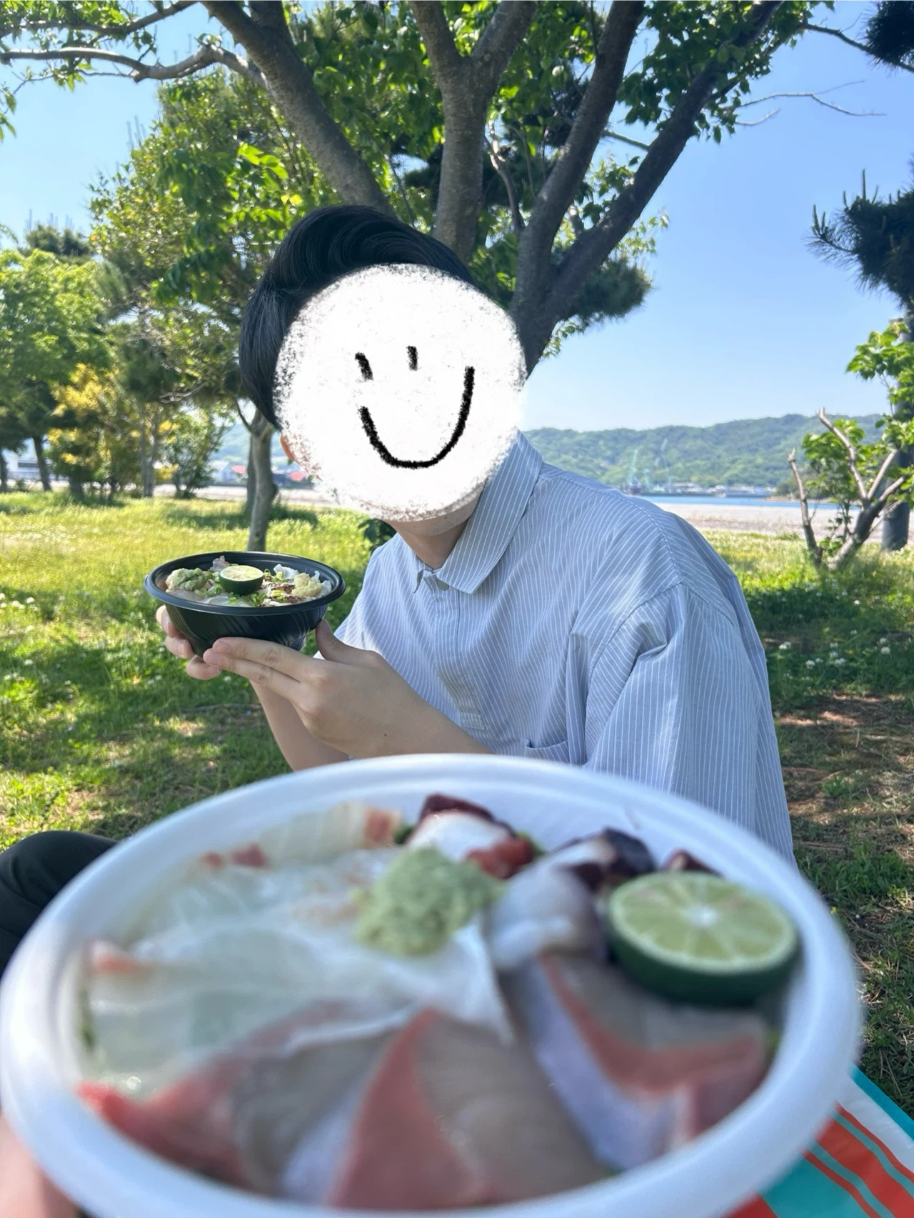 緑が眩しい公園で海鮮をいただく