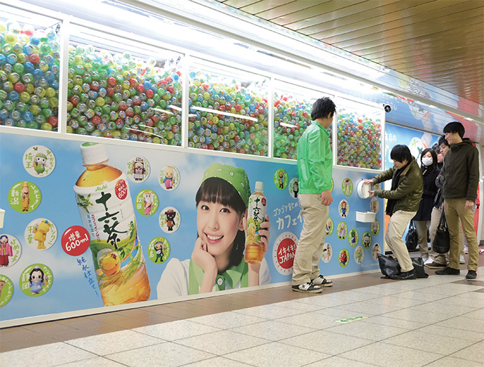 新宿地下通路で巨大ガチャイベント実施！体験でリニューアルを訴求