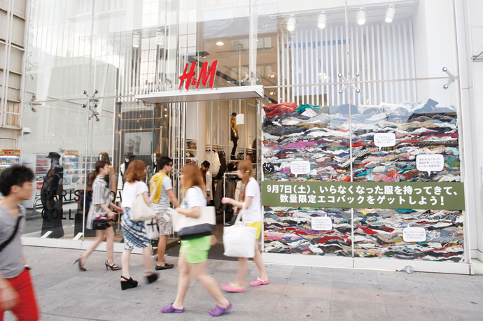 H&M、キャンペーン告知のため古着340kg分をショーウィンドウに展示