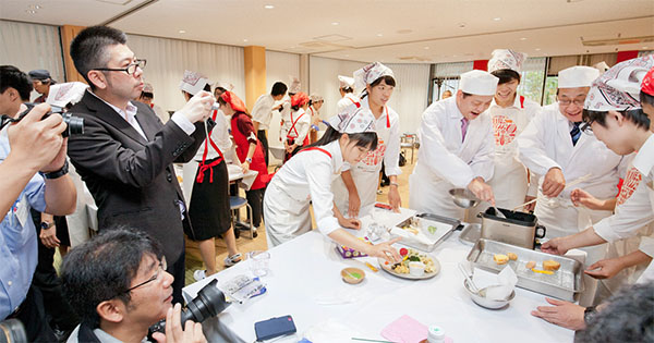 内定者向けサプライズイベントをプレスに公開「天ぷら研修」に潜入