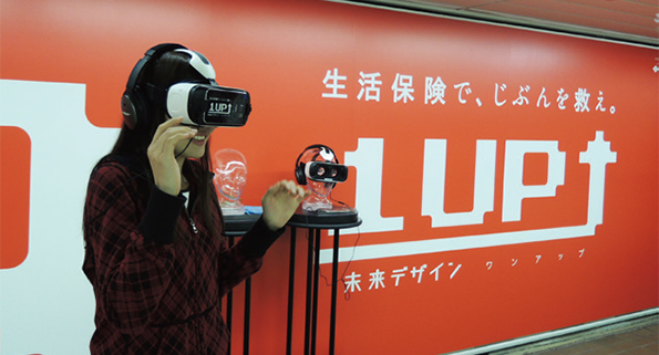 VRヘッドセット×スマホ×サイネージ×ヘッドホン デバイスを組み合わせたプロモーション