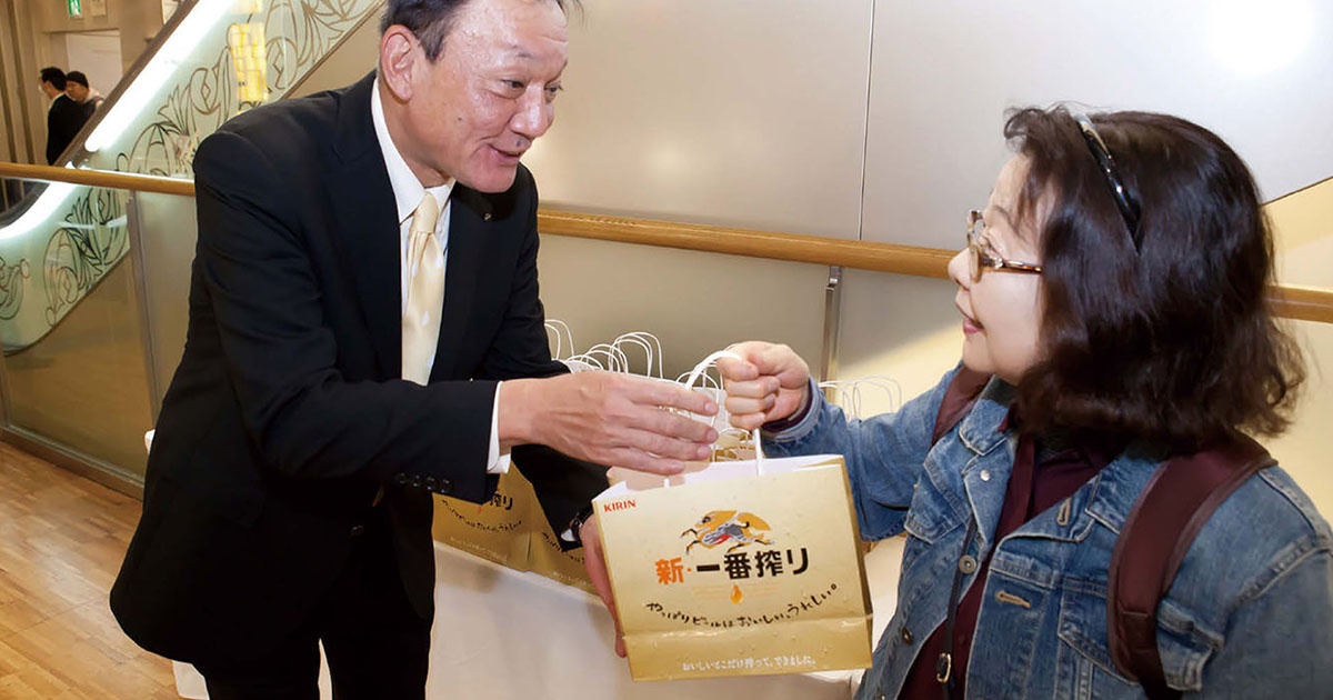 お歳暮に「一番搾り」を 社長が三越日本橋でサンプリング