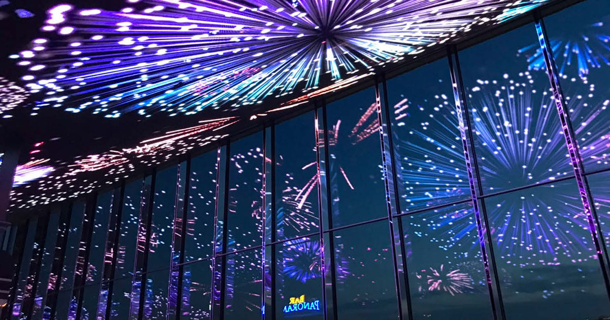 [PR] 天井サイネージで巨大グラフィック放映 ラウンジスペースが幻想的な空間に