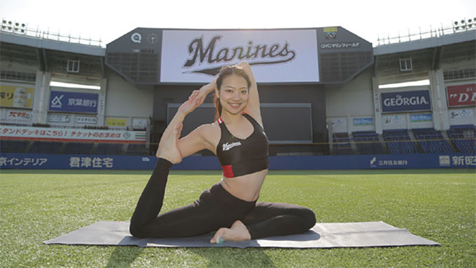 スタンドの女性観客に向けて試合の合間にヨガポーズ