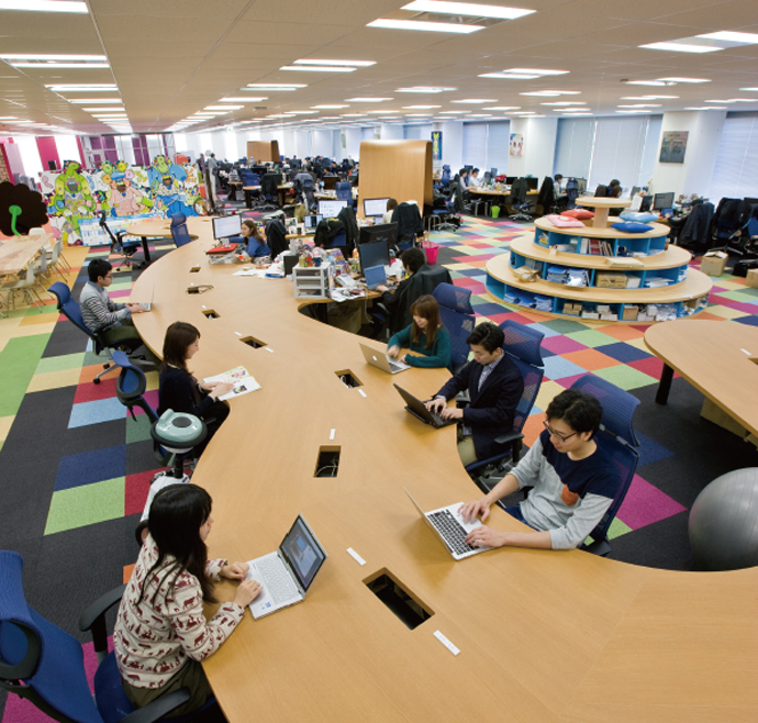社員75人が250メートルの机に。チームラボ設計、ピクシブのカラフルオフィス