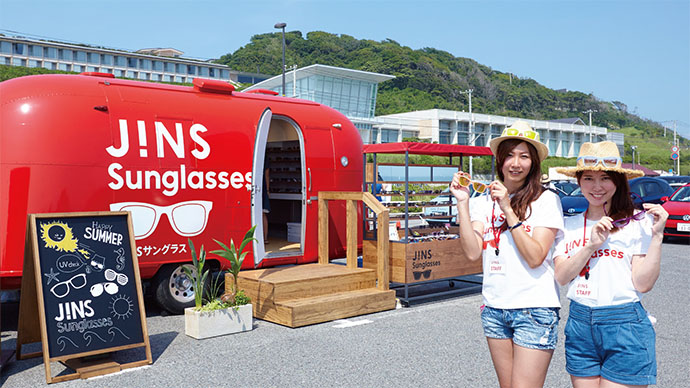真夏の救世主！JINS移動車でサングラス販売