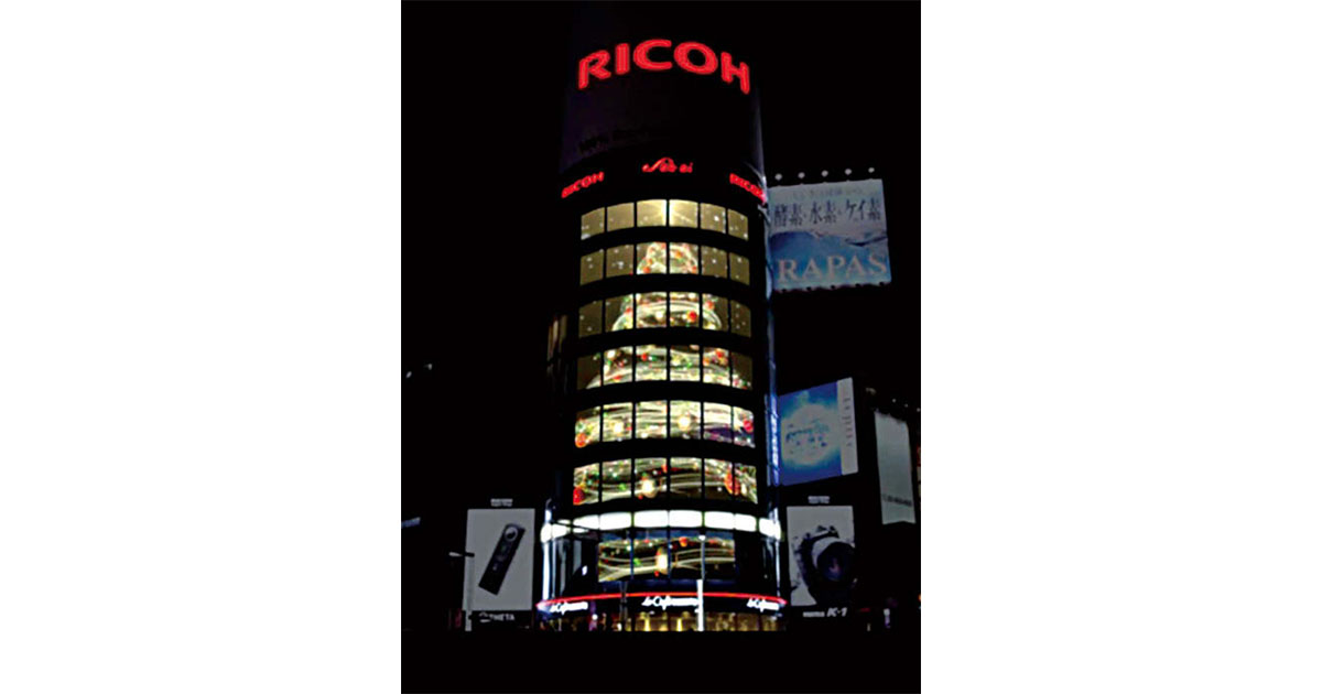 銀座の三愛ドリームセンター 内部に巨大クリスマスツリー？