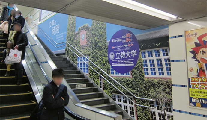 東急東横線横浜駅に立教大学キャンパスが出現－OOHの秀逸事例42連発