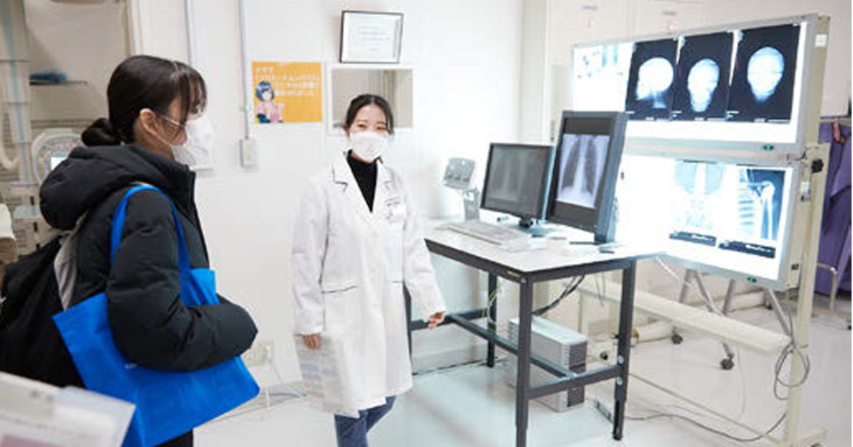 ONE to ONEで高校生をおもてなし、京都医療科学大学のオープンキャンパス