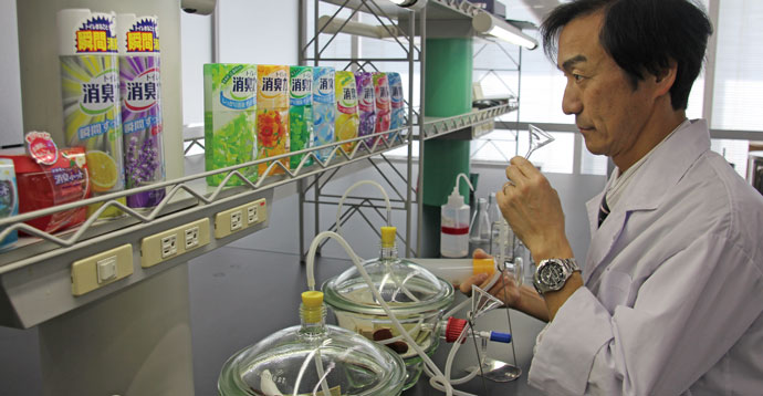 エステーの「消臭力」を支える、「消臭を絵で見せる」研究施設