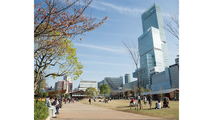 市民に親しまれる芝生公園で園内情報と連動した広告発信
