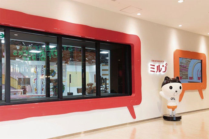 イオンモールの中に丸ごと引っ越したローカル放送局