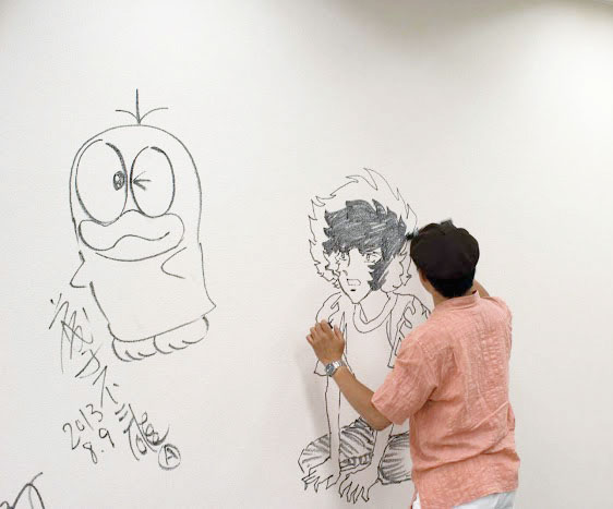 藤子不二雄Aから浦沢直樹まで、豪華&#8220;落書き&#8221;で一躍観光名所に