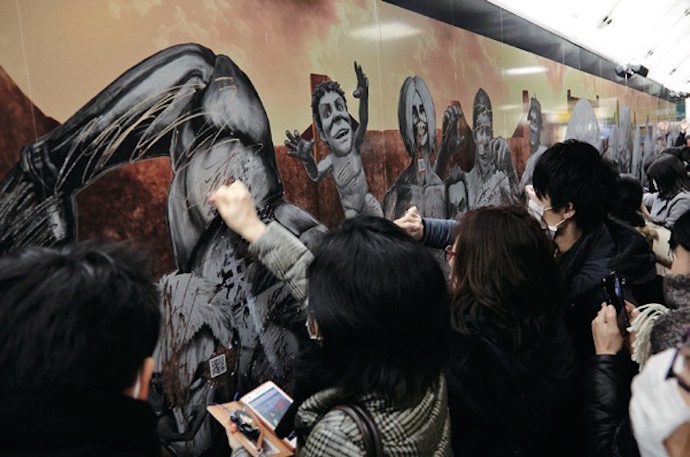 進撃の巨人を削って“駆逐” 大型ポスターで楽しむイベント | 販促会議