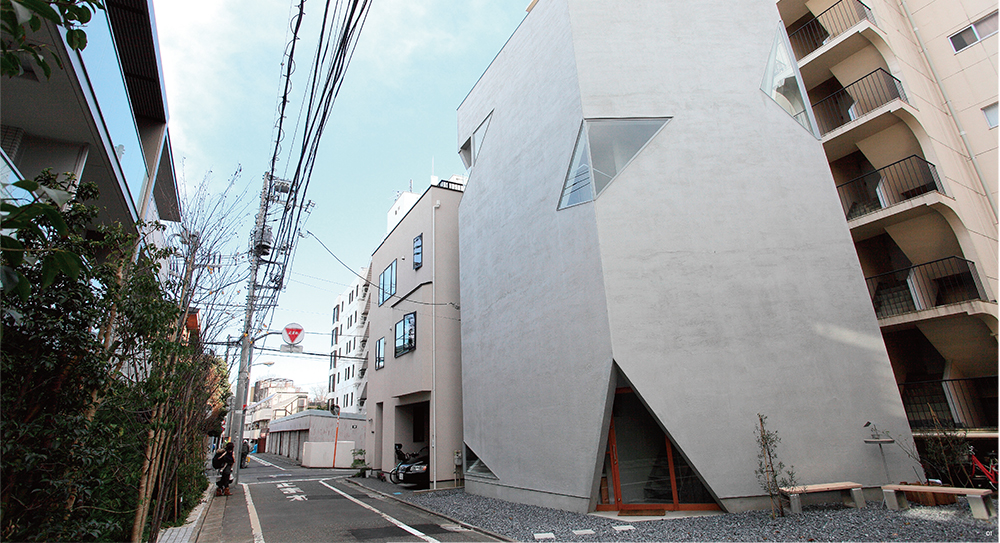 小さな山を毎日登るような建物