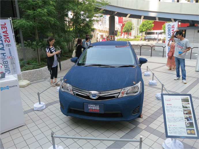 トヨタ自動車、世界に1台の「車体にジーンズを貼ったカローラ」を展示