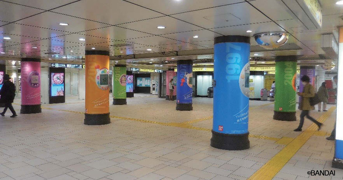 たまごっち25周年、表参道駅を広告ジャック