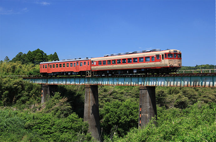 廃止寸前から立て直した千葉県・いすみ鉄道 生き残るために地域の広告塔になる