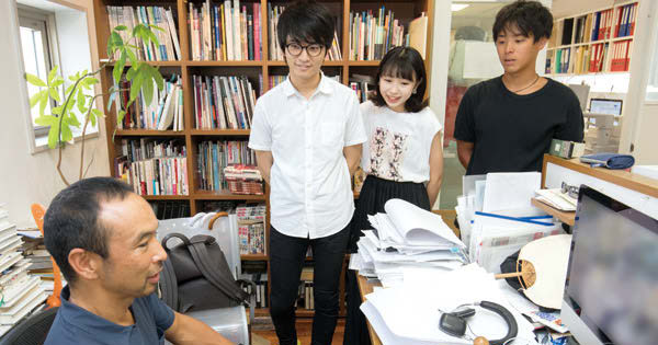 学生がプロの仕事術に迫る！ コピーライターの仕事場訪問