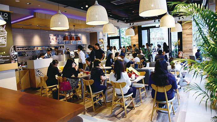 電源有の座席も豊富、コーヒービーン&ティーリーフの旗艦店