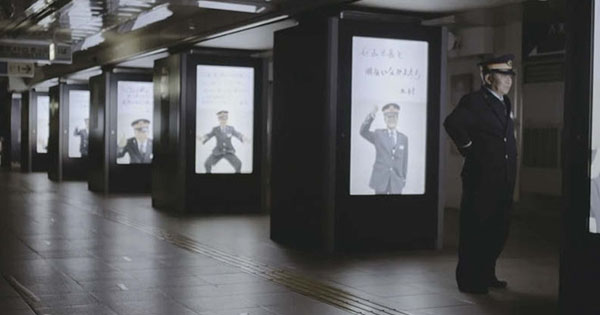 感動を呼んだ駅のサイネージ展開