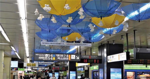 新宿駅が映画『天気の子』の聖地に 駅広告の可能性を広げた特別装飾