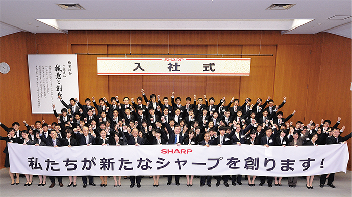 入社式を報道陣に初公開。経営再建中のシャープの決意